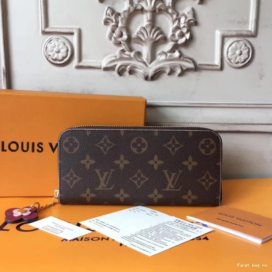 First bag ru Vuitton CHANELEMENCE wallet Louis 0711